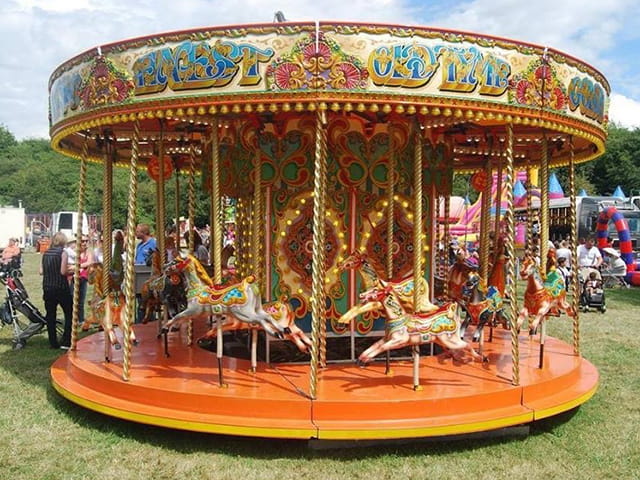 Funfair перевод на русский. Большая Карусель цепочная. Funfair ˈfʌnfeə ярмарка. Fairground Rides. Rides at the Funfair.